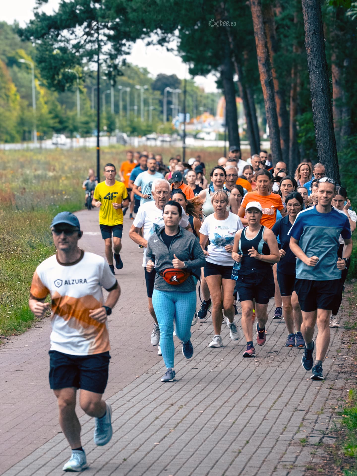 Grupa biegaczy Run Clubu na leśnej alejce w Myślęcinku