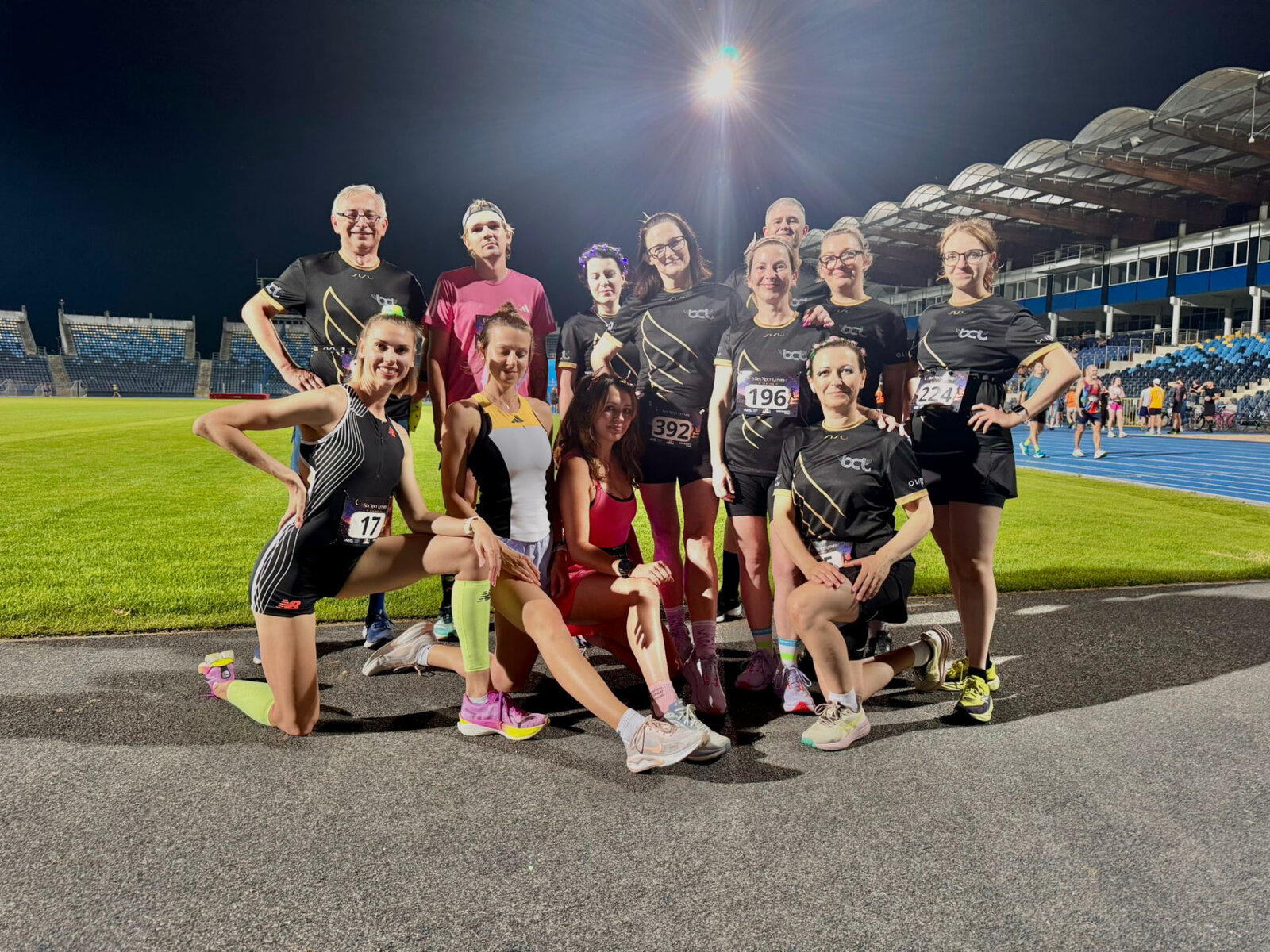 Drużyna BCL Olimpic na stadionie po biegu nocnym