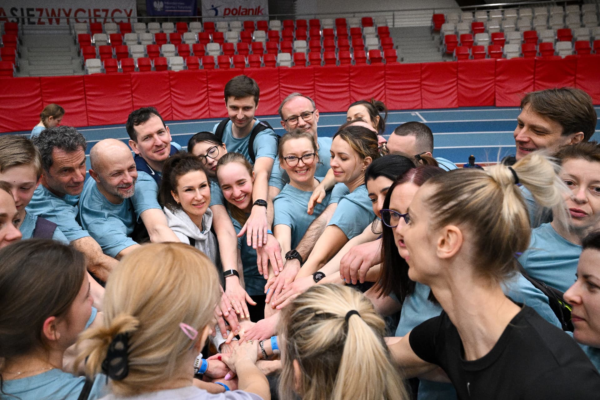 Uczestnicy obozu tworzą krąg z dłońmi na środku