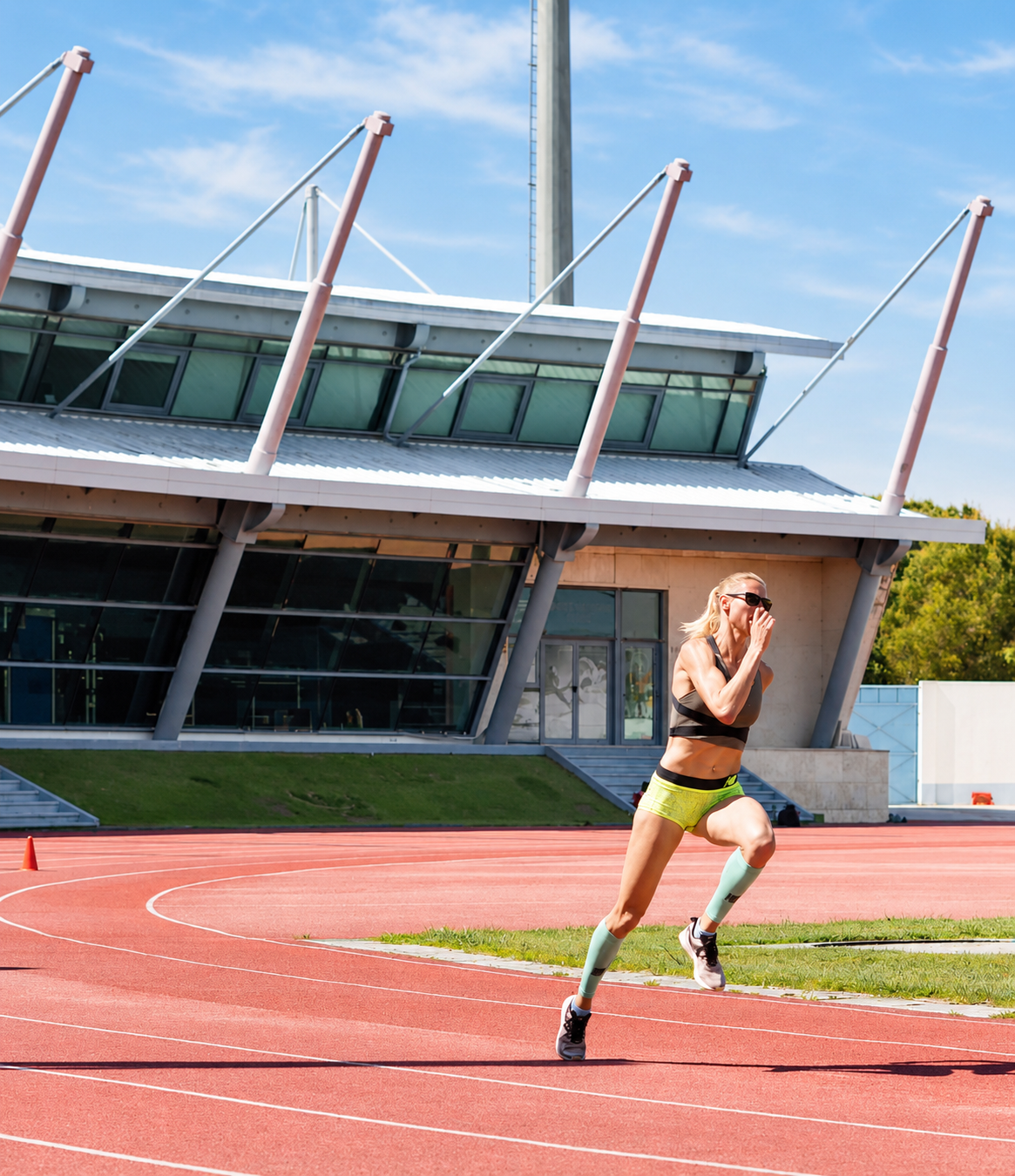 Trening biegowy na bieżni podczas obozu lekkoatletycznego