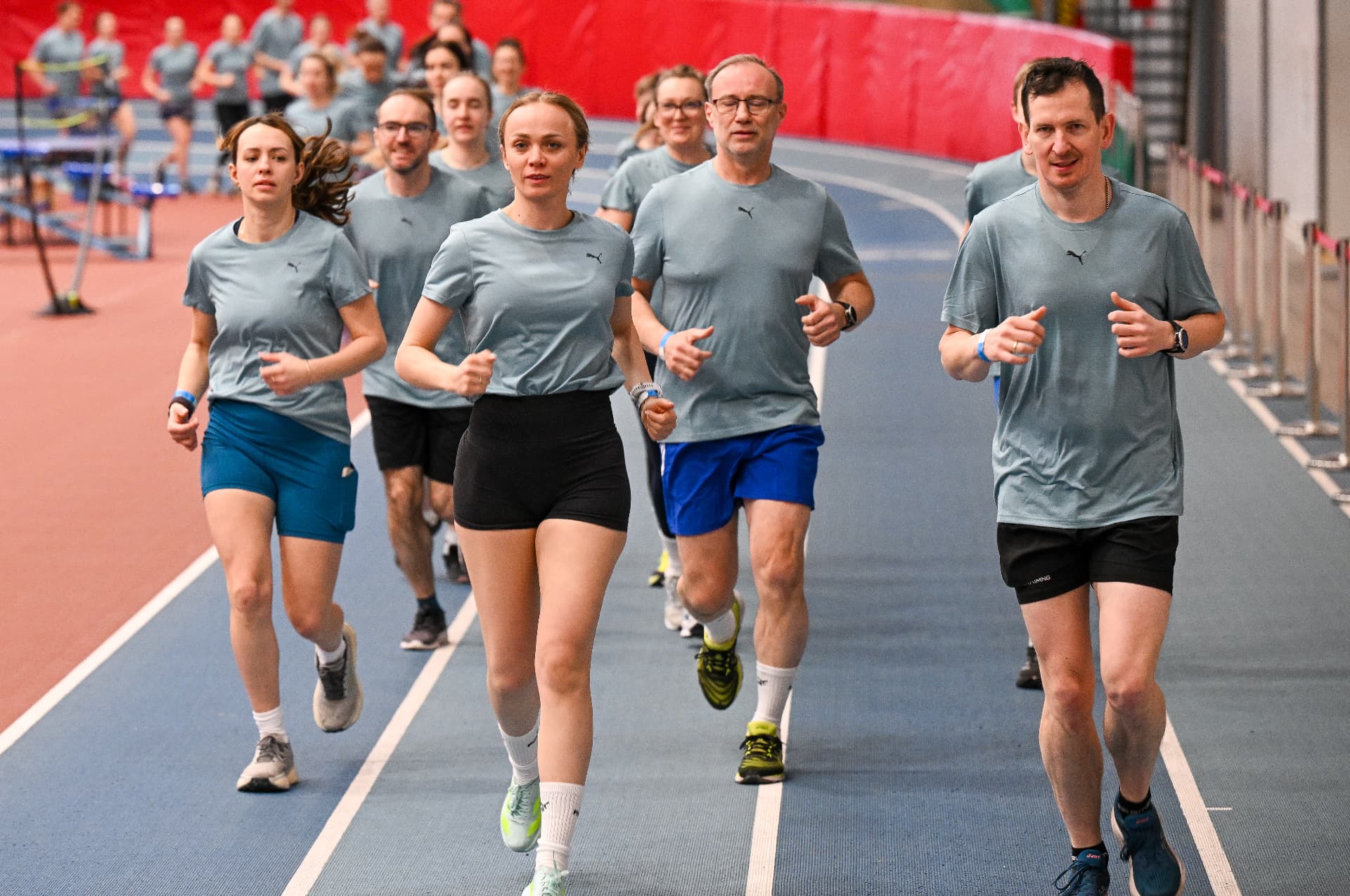 Wspólny bieg uczestników obozu w hali lekkoatletycznej