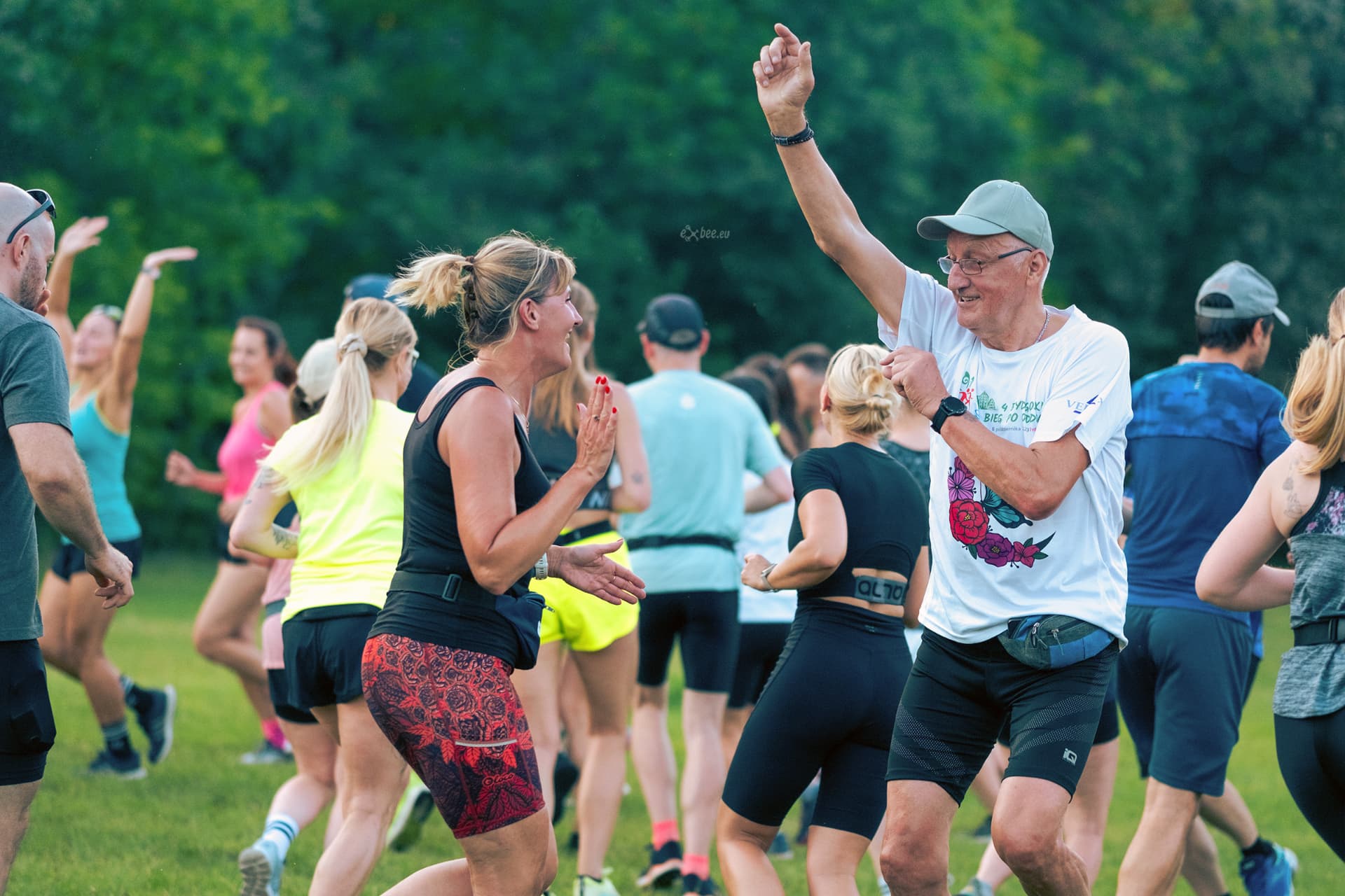 Wspólna rozgrzewka Run Clubu na trawie