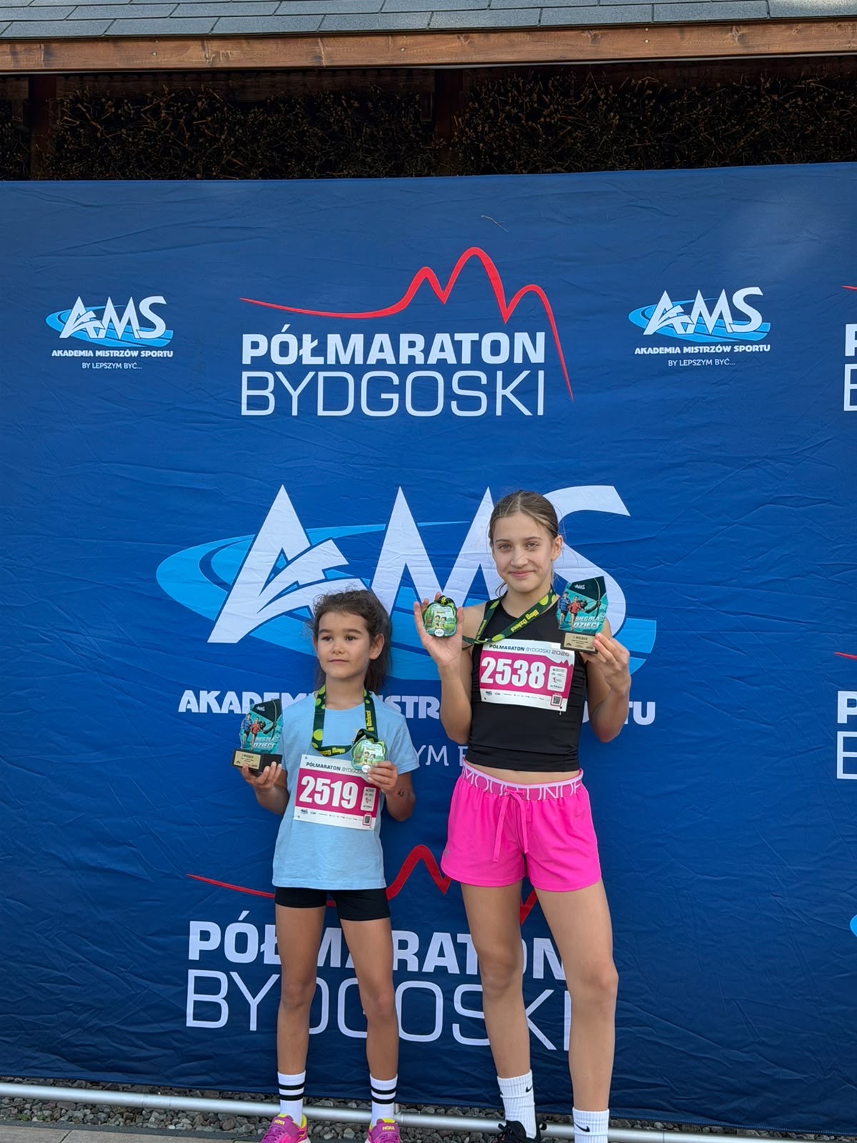 Najmłodsze zawodniczki BCL Olimpic z medalami Półmaratonu Bydgoskiego