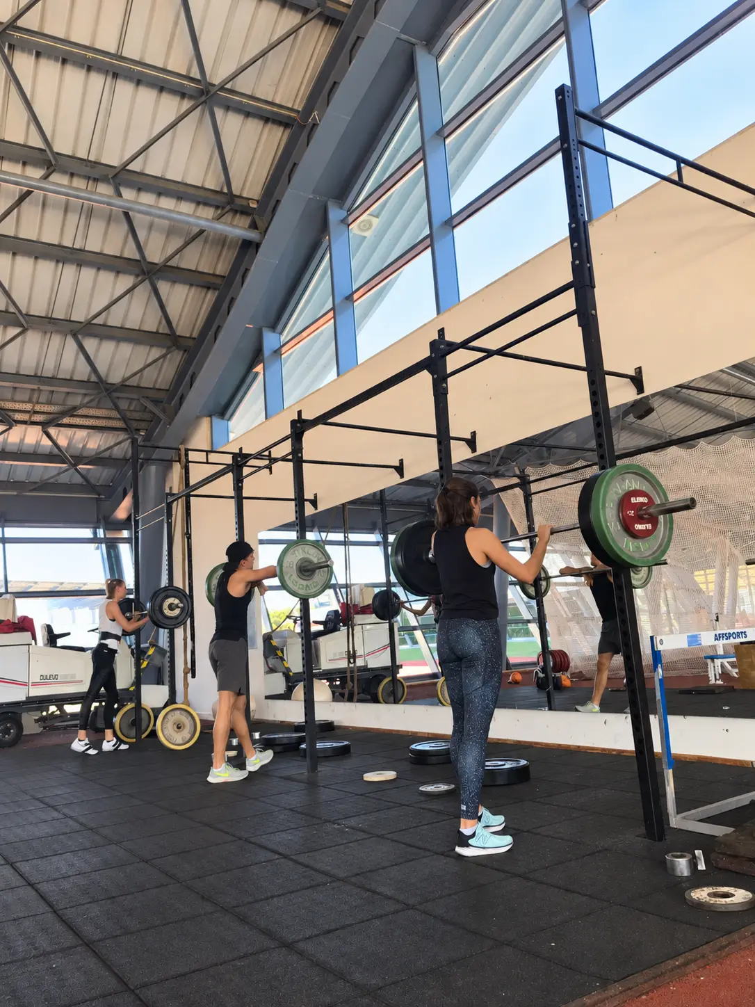 Uczestnicy podczas treningu siłowego na obozie lekkoatletycznym