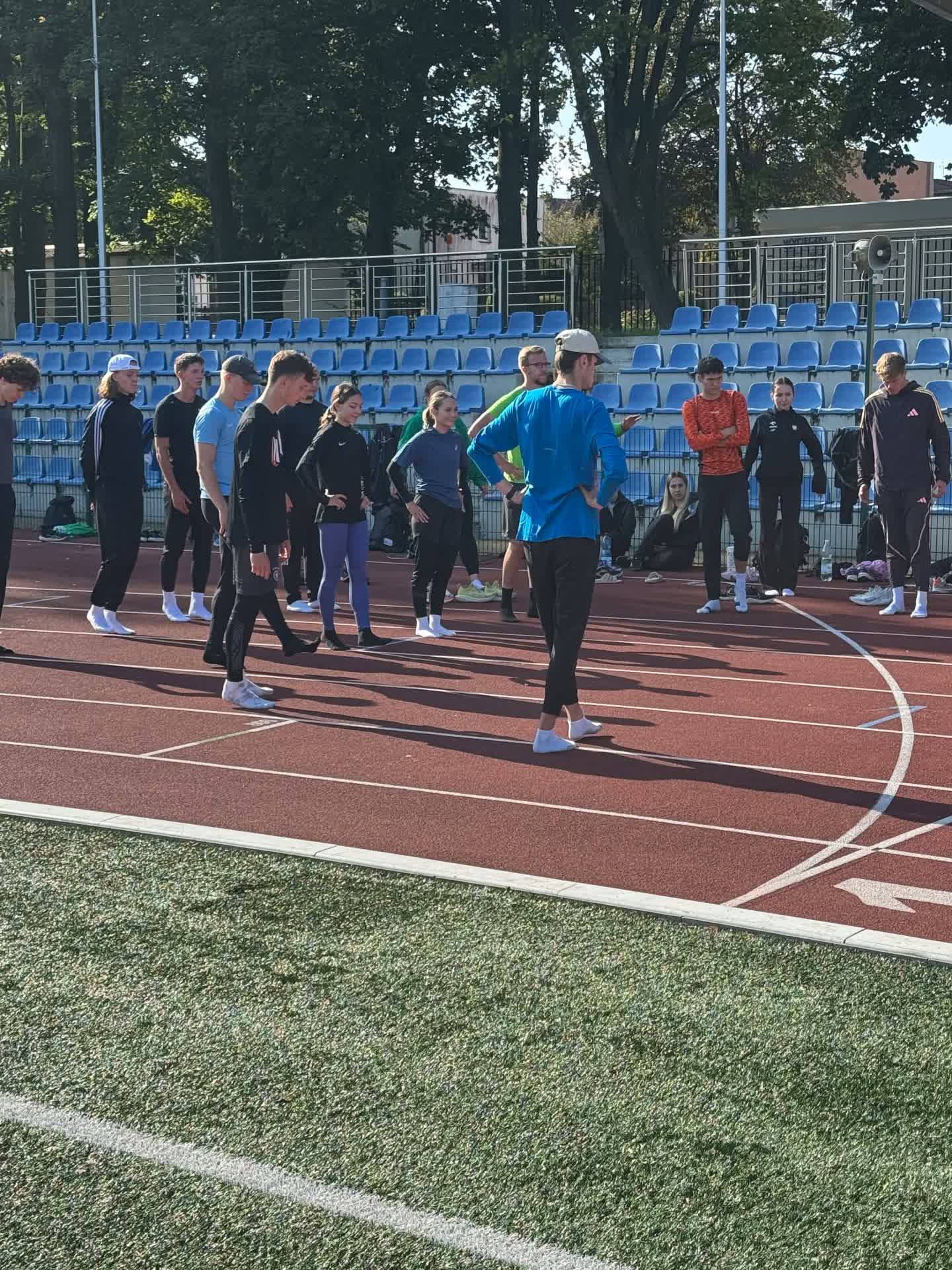 Rozgrzewka na bieżni lekkoatletycznej